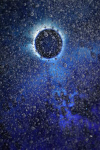 Detail-Aufnahme eines Glas-Wasserbeckens