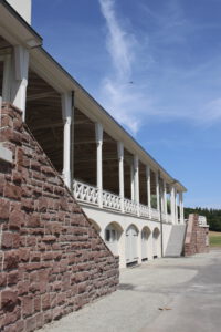 Blick auf das Tuniergebäude vom Flugplatz aus
