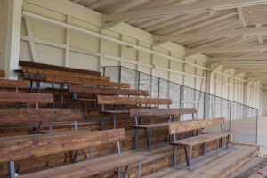 Sitzreihen auf der Tribüne mit Blick in Richtung Flugplatz